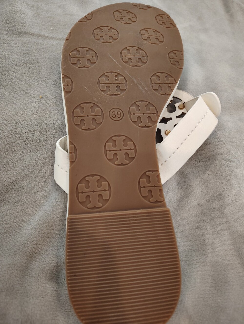 Tory Burch White Leather Thong Sandals with Gold Logo Medallion - Picture 4 of 7